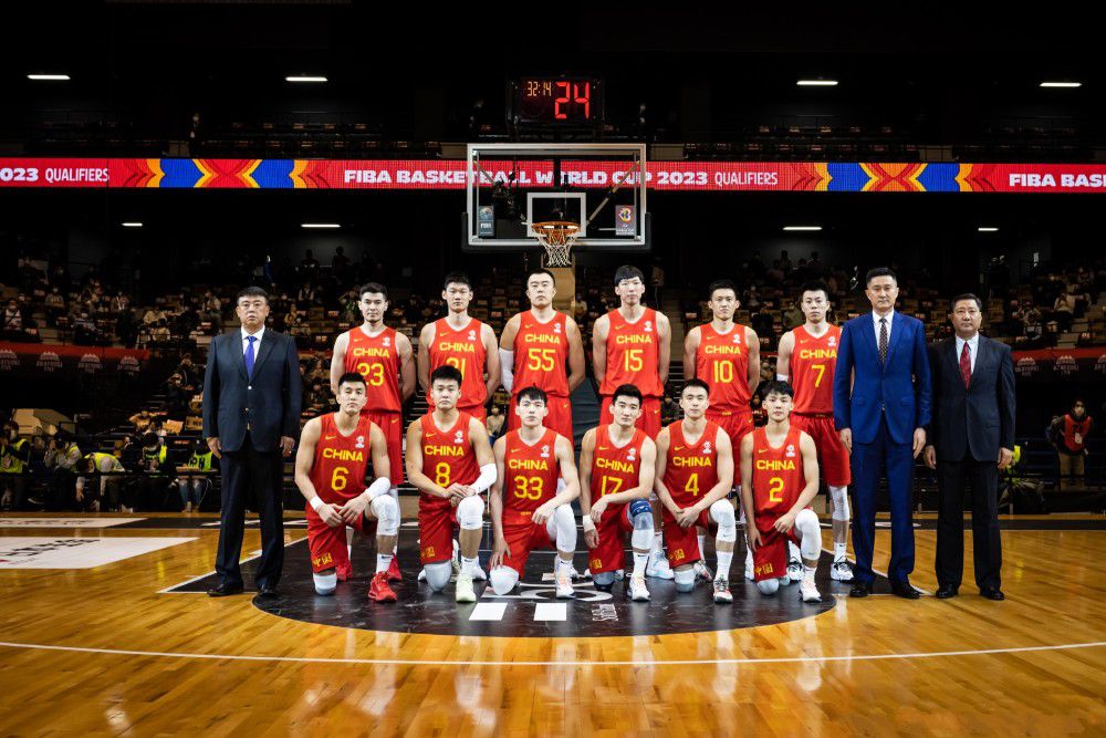 张忠谏为本身的私利尽忠朝廷，交谊成为操纵东西，而方威却重情，终究却被兄弟情所伤被张忠谏操纵。李安邦看似朝廷否决权势，心里深处埋没着一抹人道的柔嫩，冒生命危险收容了朝廷遗子小满，小满却全然不知情。徐霞作为事外人，眼睁睁看着救命恩人一家被屠，血溅客栈，却力所不及的哀凉，故事闭幕，一把火将客栈销毁，一切恩仇消逝匿迹...